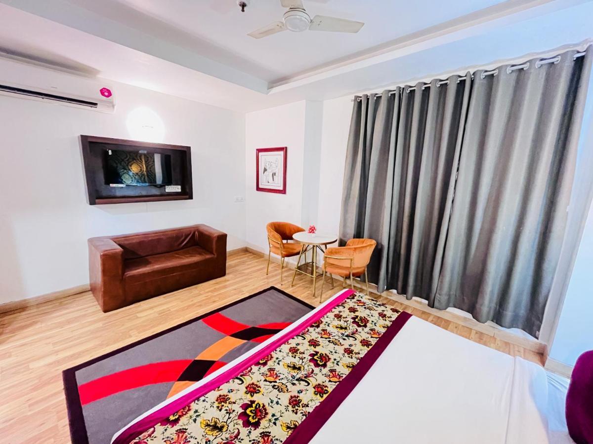 Hotel At Residency Kaushambi Couple Friendly กาเซียบัด ภายนอก รูปภาพ