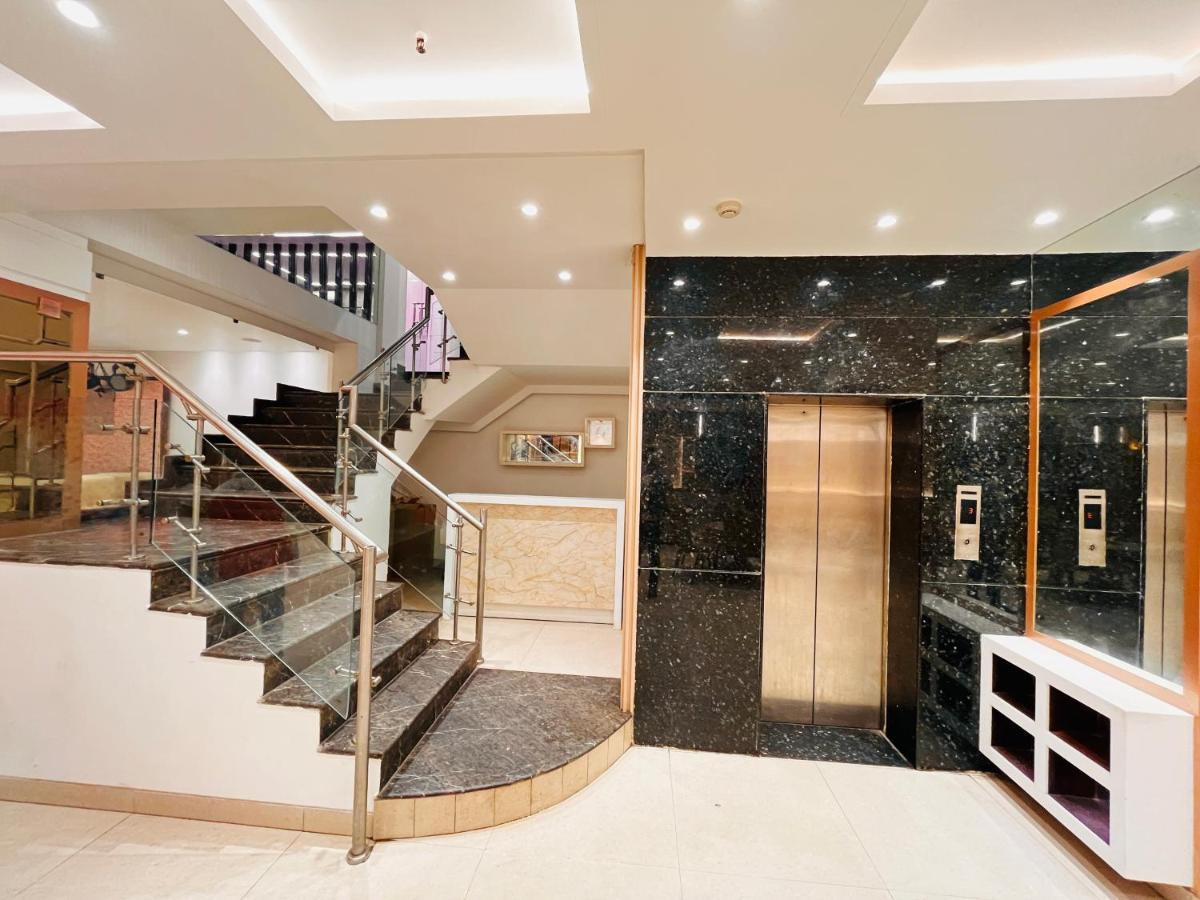 Hotel At Residency Kaushambi Couple Friendly กาเซียบัด ภายนอก รูปภาพ