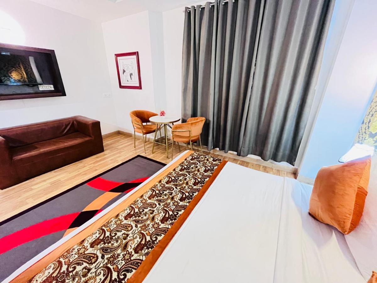 Hotel At Residency Kaushambi Couple Friendly กาเซียบัด ภายนอก รูปภาพ