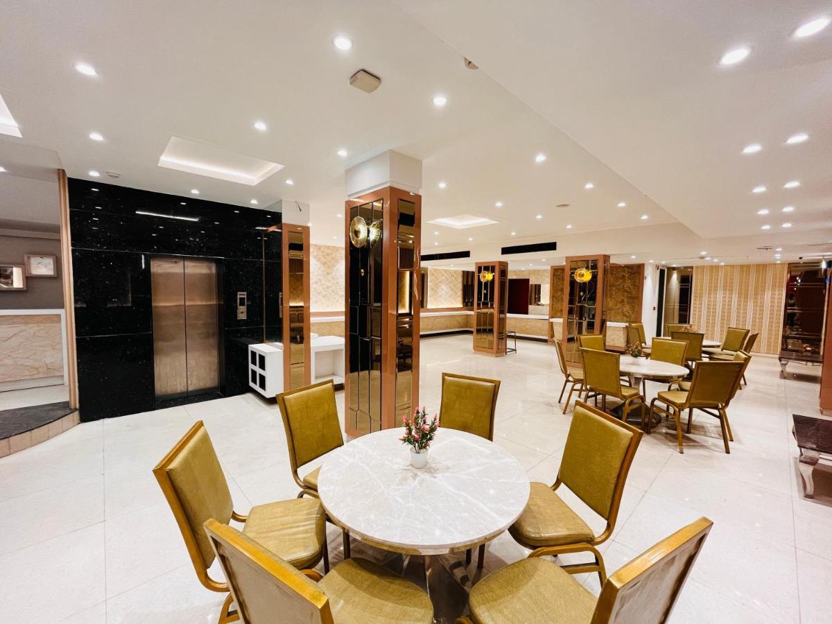 Hotel At Residency Kaushambi Couple Friendly กาเซียบัด ภายนอก รูปภาพ