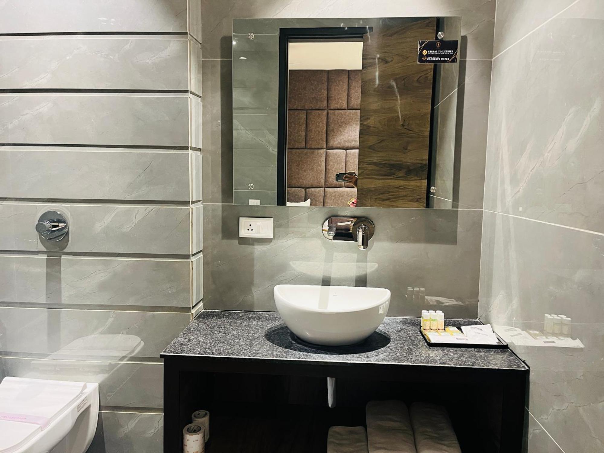 Hotel At Residency Kaushambi Couple Friendly กาเซียบัด ภายนอก รูปภาพ